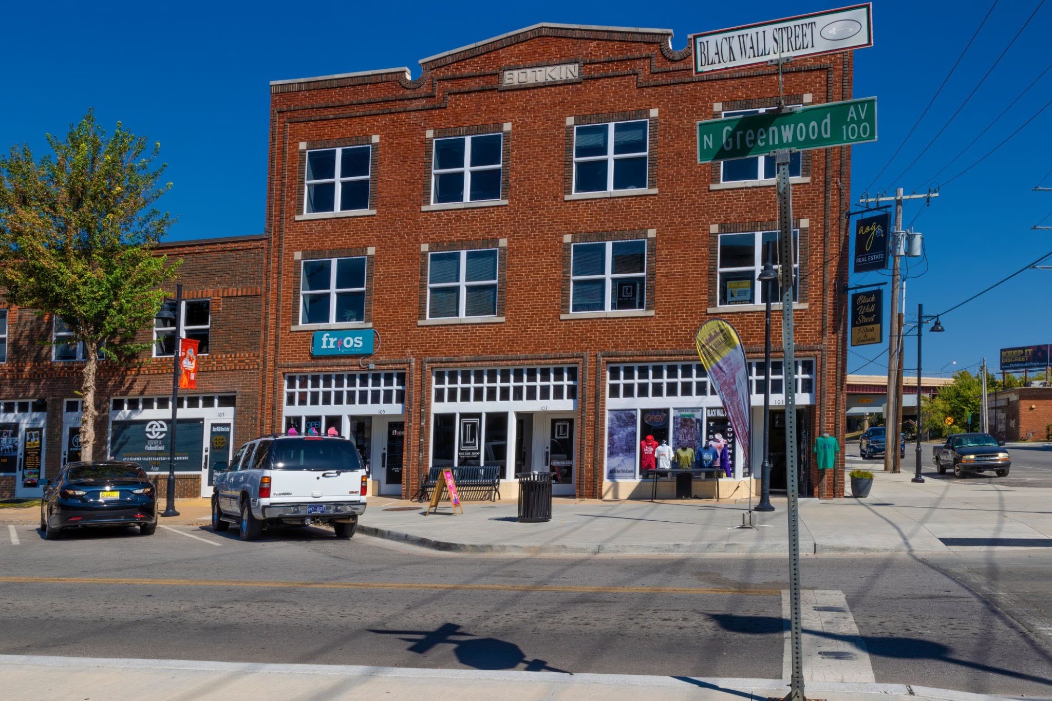 The energetic atmosphere of Midtown Tulsa offers local dining right outside your office. Source: Dee / Getty Images
